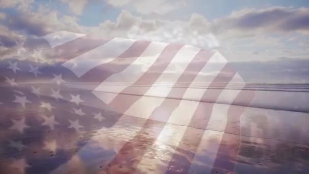 Κινούμενο Σχέδιο Της Αμερικανικής Σημαίας Κυματίζει Πάνω Από Ηλιόλουστη Παραλία — Αρχείο Βίντεο