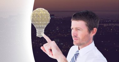 İş adamının ampulle etkileşimli ekrana dokunuşunun bileşimi. küresel iş, dijital arayüz, teknoloji ve ağ konsepti dijital olarak oluşturulmuş görüntü.