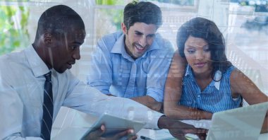 Bilgisayar devre kartının kompozisyonu iş adamlarının dizüstü bilgisayarı kullanması. küresel iş, dijital arayüz, teknoloji ve ağ konsepti dijital olarak oluşturulmuş görüntü.