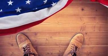 Ahşap zeminde, ayak ve Amerikan bayrağı kompozisyonu. Vatanseverlik, bağımsızlık ve İşçi Bayramı kutlaması konsepti dijital olarak oluşturulmuş imaj.