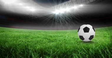 Boş bir futbol stadyumunda yatan futbol kompozisyonu. spor ve yarışma konsepti dijital olarak oluşturulmuş görüntü.