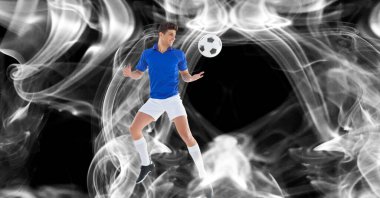 Siyah arka planda topu olan erkek futbolcunun kompozisyonu. spor ve yarışma konsepti dijital olarak oluşturulmuş görüntü.