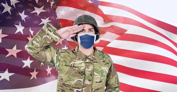 Sammansättning Saluterande Manlig Soldat Bär Ansiktsmask Mot Viftande Amerikansk Flagga — Stockfoto