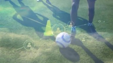 Futbol oyuncularının antrenmanlarından sonra insanlarla olan bağlantı ağının animasyonu. küresel spor, rekabet ve ağ konsepti dijital olarak oluşturulmuş video.