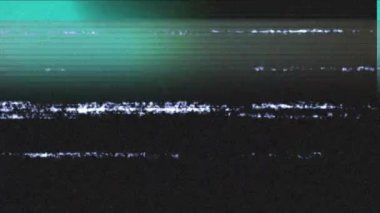 Beyaz parazit çizgileri ve siyah üzerine mavi parıltılarla video oynatma arayüzü animasyonu. dijital arayüz teknolojisi, iletişim ve medya konsepti, dijital olarak oluşturulmuş video.