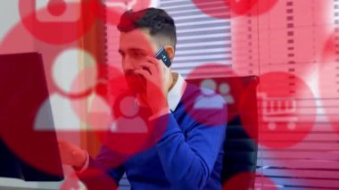 Bilgisayar kullanarak iş adamlarına dijital simgelerin animasyonu. küresel iş, dijital arayüz, teknoloji ve ağ konsepti dijital olarak oluşturulmuş video.