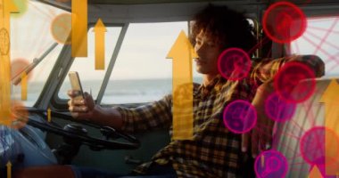 Akıllı telefon kullanan insan üzerindeki dijital simge ağının animasyonu. küresel sosyal medya, dijital arayüz, teknoloji ve ağ konsepti dijital olarak oluşturulmuş video.