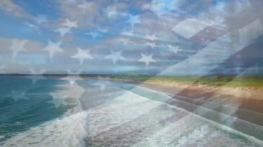 Güneşli sahil kenarında dalgalanan Amerikan bayrağının animasyonu. Vatanseverlik, yaz ve tatil konsepti dijital olarak oluşturulmuş video.