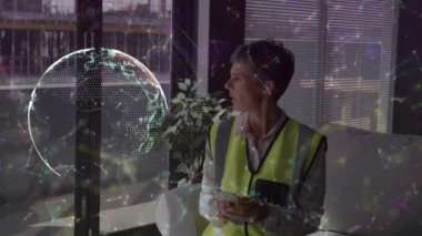 Dijital simge ağının animasyonu ve akıllı telefon kullanan bir kadın üzerinde dönen dünya. küresel sosyal medya, dijital arayüz, teknoloji ve ağ konsepti dijital olarak oluşturulmuş video.