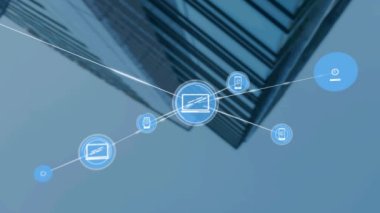 Modern bina üzerindeki simgelerle bağlantı ağının animasyonu. küresel iş, dijital arayüz, teknoloji ve ağ konsepti dijital olarak oluşturulmuş video.