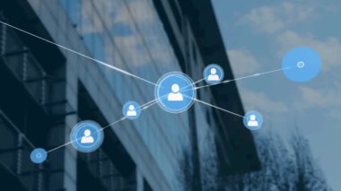 Modern ofis binası üzerindeki simgelerle bağlantı ağının animasyonu. küresel iş, dijital arayüz, teknoloji ve ağ konsepti dijital olarak oluşturulmuş video.