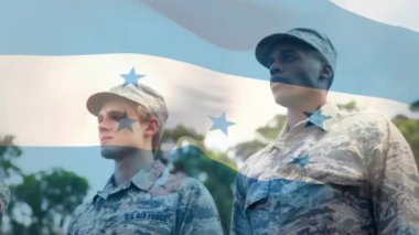 Honduras bayrağı sallayan askerlerin canlandırması. Vatanseverlik, silahlı kuvvetler ve dijital olarak üretilen koruma konsepti.