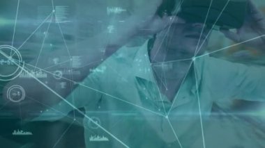 VR kulaklık takan adam üzerindeki bağlantı ağının animasyonu. küresel bağlantılar, teknoloji ve dijital arayüz konsepti dijital olarak oluşturulmuş video.