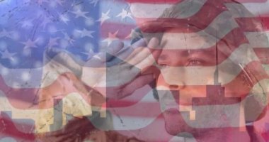 Amerikan bayrağında selamlaşan askerin canlandırması. Vatanseverlik, bağımsızlık ve silahlı kuvvetler konsepti dijital olarak oluşturulmuş video.