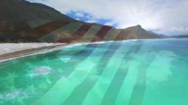 Güneşli deniz ve sahilde dalgalanan Amerika bayrağının animasyonu. Vatanseverlik, yaz ve tatil konsepti dijital olarak oluşturulmuş video.