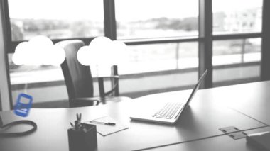 Bilgisayarın üstündeki bulut ve dijital simgelerin animasyonu. küresel dijital arayüz, teknoloji ve ağ konsepti dijital olarak oluşturulmuş video.