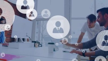 Bilgisayar kullanarak iş adamlarının üzerindeki simgelerle bağlantı ağının animasyonu. küresel dijital arayüz, teknoloji ve ağ konsepti dijital olarak oluşturulmuş video.