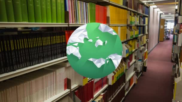 Kütüphanedeki Kitaplarla Birlikte Rafların Üzerinde Dünyanın Animasyonu Küresel Eğitim Dijital — Stok video