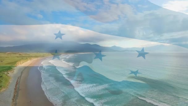 日当たりの良い海辺に手を振るホンデュランの旗のアニメーション 愛国心夏休みのコンセプトをデジタルで生成し — ストック動画