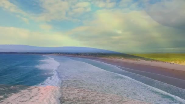 在阳光明媚的海滩上飘扬的科洛米亚旗在海里飘扬 爱国主义 暑期和假日概念数码制作的录像 — 图库视频影像