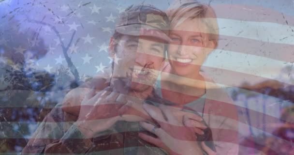 Animazione Soldati Maschi Sorridenti Con Moglie Sulla Bandiera Americana Patriottismo — Video Stock