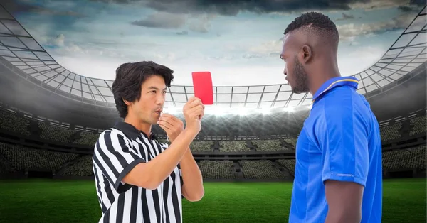 Composição Árbitro Masculino Segurando Cartão Vermelho Jogador Estádio Futebol Conceito — Fotografia de Stock