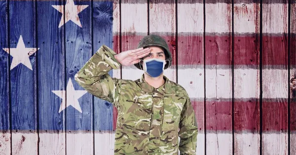 Sammansättning Saluterande Soldat Bär Ansiktsmask Mot Amerikansk Flagga Målad Träplankor — Stockfoto