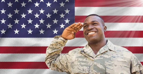 Samenstelling Van Lachende Mannelijke Soldaat Saluerend Tegen Amerikaanse Vlag Patriottisme — Stockfoto