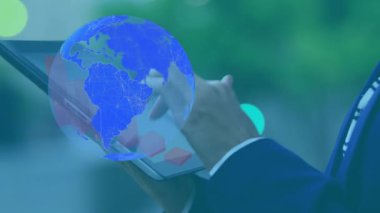 Tablet kullanılarak işadamı üzerinde işlenen dünya ve istatistiklerin animasyonu. küresel teknoloji, bağlantılar, veri işleme ve dijital arayüz kavramı dijital olarak oluşturulmuş video.