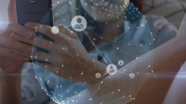 Akıllı telefon kullanan bir kadının dijital simge ağının animasyonu. küresel sosyal medya, dijital arayüz, teknoloji ve ağ konsepti dijital olarak oluşturulmuş video.