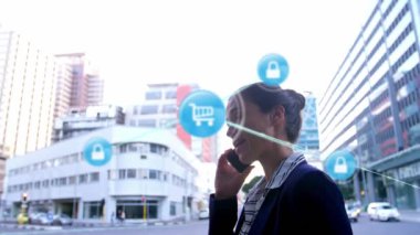 Akıllı telefon kullanarak iş kadınlarının üzerindeki simgelerle bağlantı ağının animasyonu. küresel iş, dijital arayüz, teknoloji ve ağ konsepti dijital olarak oluşturulmuş video.