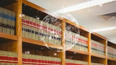 Kütüphanedeki kitaplarla birlikte rafların üzerinde bağlantı ağı olan dünyanın animasyonu. küresel eğitim, dijital arayüz, teknoloji ve ağ konsepti dijital olarak oluşturulmuş video.