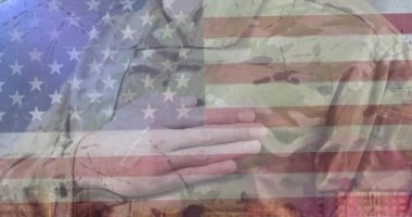 Amerikan bayrağına el uzatan askerin animasyonu. Vatanseverlik, silahlı kuvvetler, bağımsızlık ve dijital olarak üretilen kutlama konsepti.