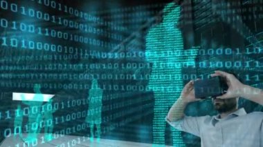 İkili kodlama ve iş adamlarının siluetine karşı vr kulaklık takan beyaz bir adam. küresel iş ve gelecekteki teknoloji kavramı