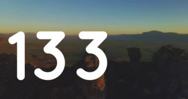 Kara bulutlara karşı sayıları giderek artıyor dağlarla birlikte manzaraya karşı hareket ediyorlar. Sosyal medya ağı ve teknoloji kavramı