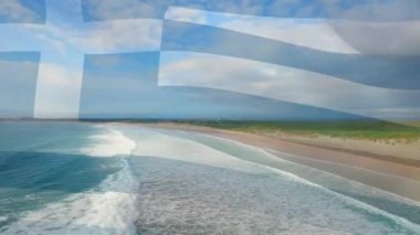 Güneşli sahilde dalgalanan ve denizde dalgalanan Yunan bayrağının animasyonu. Vatanseverlik, yaz ve tatil konsepti dijital olarak oluşturulmuş video.