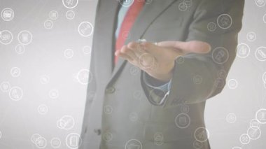 Medya simgelerinin, iş adamlarının fındık ve cıvataları fırlatması ve yakalaması üzerine yüzmesi. küresel iş iletişimi, çözümler ve dijital arayüz konsepti, dijital olarak oluşturulmuş video.
