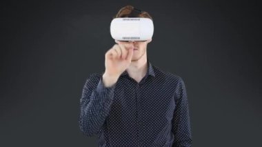 VR kulaklık takan iş adamının üzerindeki kırmızı lekelerin animasyonu. küresel dijital arayüz, teknoloji ve ağ konsepti dijital olarak oluşturulmuş video.