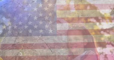 Amerikan bayrağı üzerinde gülümseyen kız animasyonu. Vatanseverlik, bağımsızlık ve kutlama konsepti dijital olarak oluşturulmuş video.
