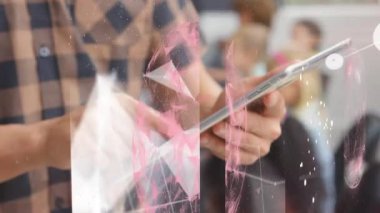 Tablet kullanan kadın üzerindeki dijital simge ağının animasyonu. küresel sosyal medya, dijital arayüz, teknoloji ve ağ konsepti dijital olarak oluşturulmuş video.