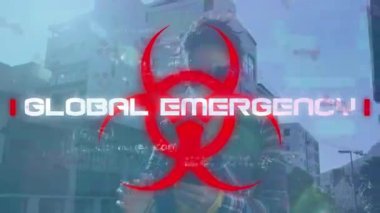 Biyolojik tehlike sembolü ve yüz maskesi takmış bir adamın Coperid 19 veri işleme animasyonu. küresel covid 19 salgın konsepti dijital olarak oluşturulmuş video.