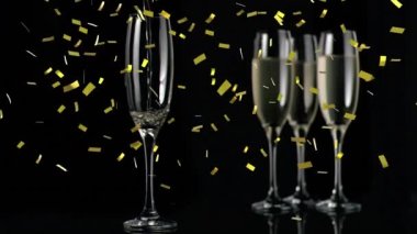 Şampanya kadehleri ve şampanyaların canlandırılması ve siyah arka planda altın konfetileri. kutlama ve parti konsepti, dijital olarak oluşturulmuş video.
