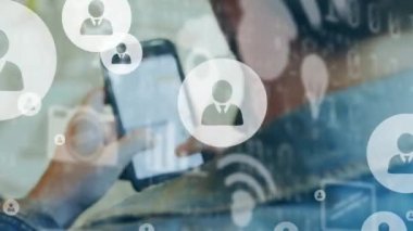 Akıllı telefon kullanan adamın üzerindeki dijital simgelerin animasyonu. küresel sosyal medya, dijital arayüz, teknoloji ve ağ konsepti dijital olarak oluşturulmuş video.