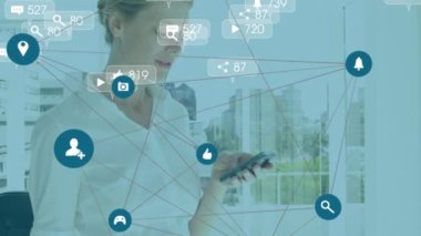 Akıllı telefon kullanan kadın üzerinde dijital simgelerle ağ animasyonu. küresel sosyal medya, dijital arayüz, teknoloji ve ağ konsepti dijital olarak oluşturulmuş video.