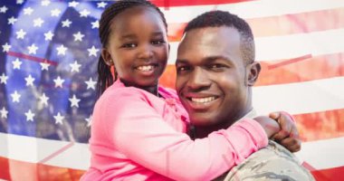 Amerikan bayrağı taşıyan asker ve kızın animasyonu. Vatanseverlik, ordu, bağımsızlık ve dijital olarak üretilen video konsepti.