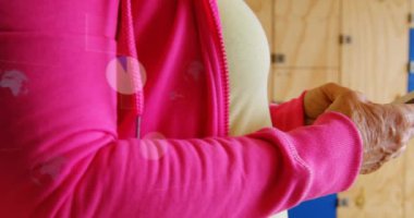 Akıllı telefon kullanan kadın üzerindeki veri işleme ve grafiklerin animasyonu. küresel sosyal medya, dijital arayüz, teknoloji ve ağ konsepti dijital olarak oluşturulmuş video.