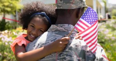 Amerikan bayrağı tutan asker ve kızın animasyonu. Vatanseverlik, ordu, bağımsızlık ve dijital olarak üretilen video konsepti.