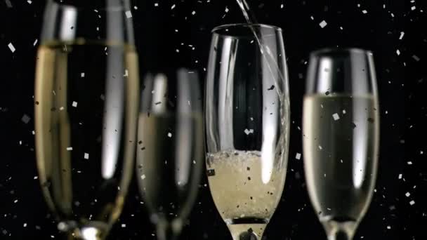 香槟酒杯和香槟酒倒入动画 五彩纸屑落在黑色背景上 庆祝和聚会的概念 数码制作的视频 — 图库视频影像