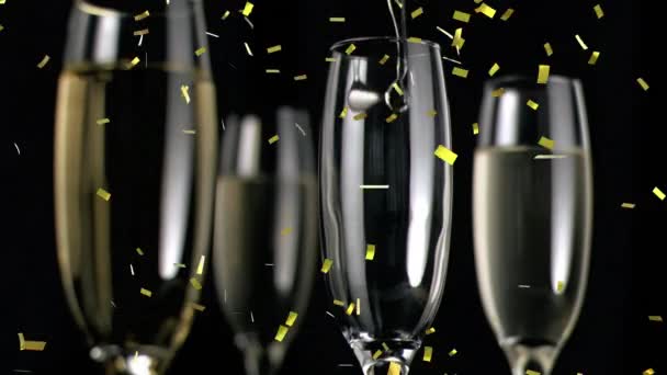 Şampanya Kadehleri Şampanyaların Canlandırılması Siyah Arka Planda Altın Konfetileri Kutlama — Stok video