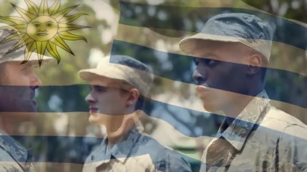 Animatie Van Soldaten Met Zwaaiende Uruguayaanse Vlag Patriottisme Strijdkrachten Beveiligingsconcept — Stockvideo